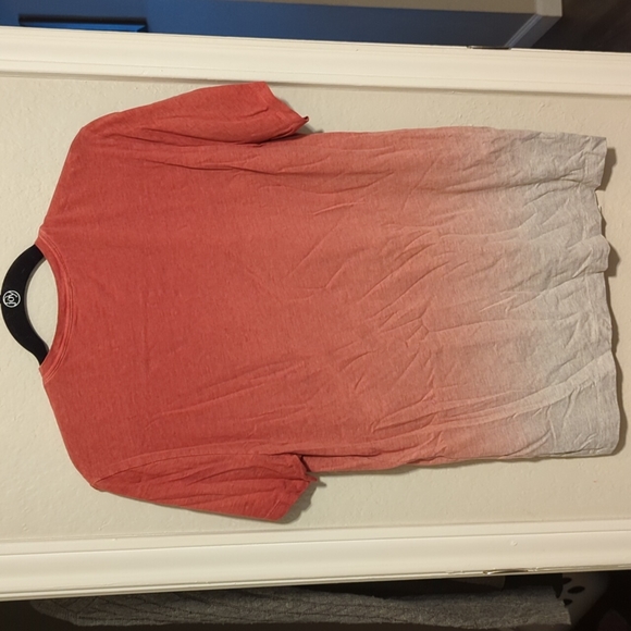 Express red / grey ombre vneck - Picture 2 of 4